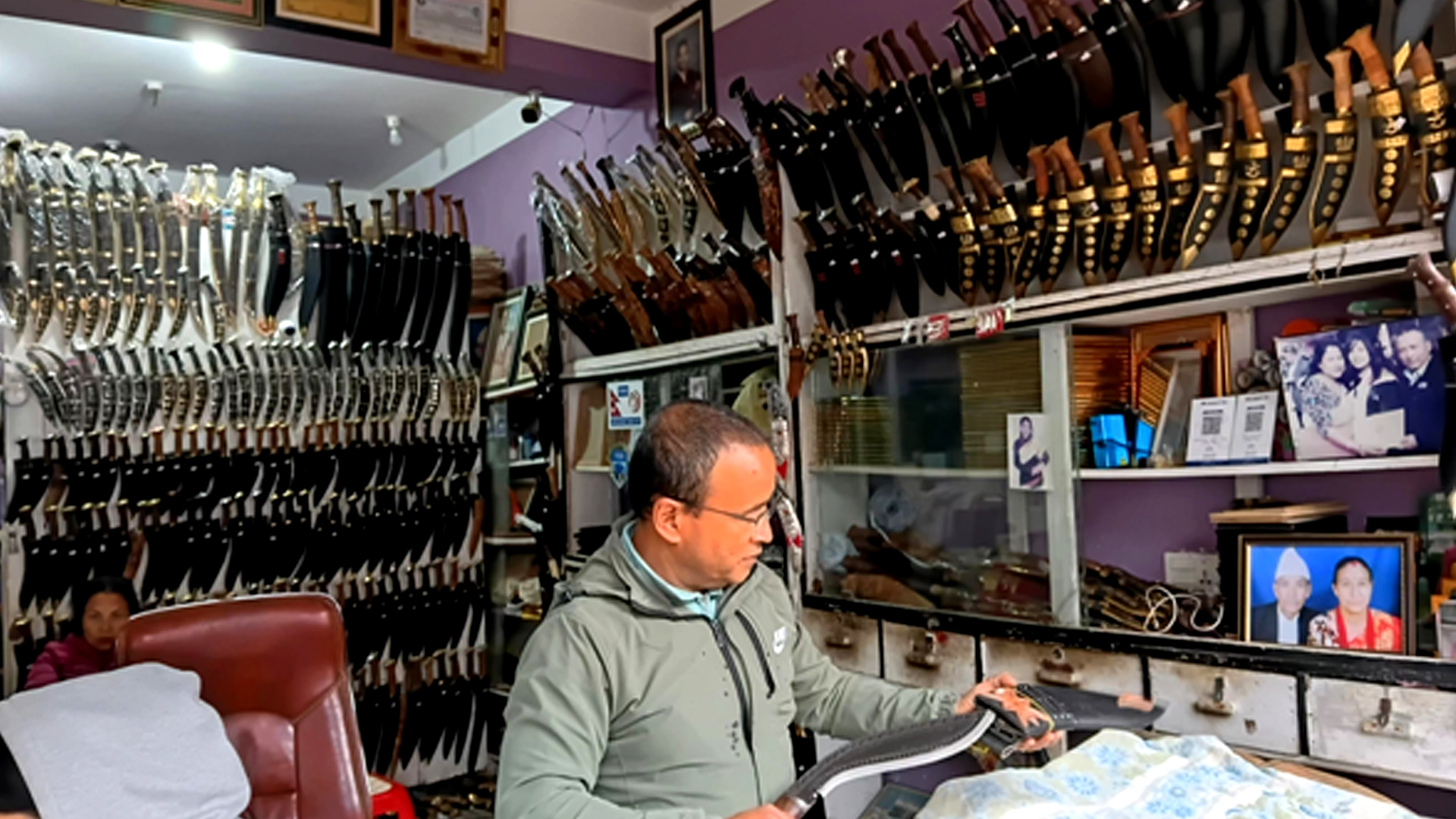 भोजपुरमा बन्छन् पाँच सयदेखि ५२ हजारसम्मका ‘भोजपुरे खुकुरी’