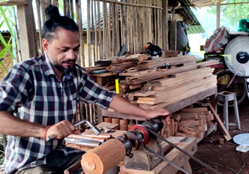 युट्युब हेरेर सिकेको काष्ठकलाबाट मनग्य आम्दानी