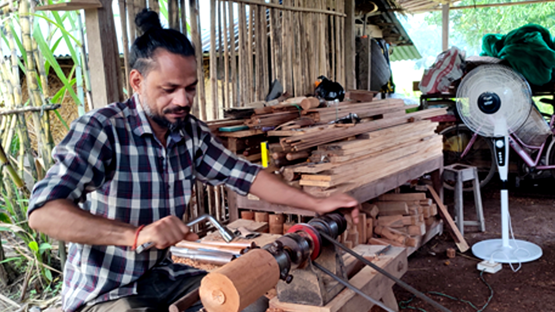 युट्युब हेरेर सिकेको काष्ठकलाबाट मनग्य आम्दानी