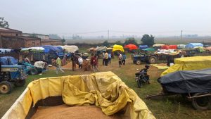 धान बेच्न किसान रातभर लाइनमा, सरकारी खरिद केन्द्रमा भीड