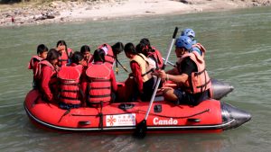 ज्यान जोखिममा राखेर विद्यालय पुग्छन् ढेबुवाका विद्यार्थी, सुनकोशीमा ‘रबरबोट’ को सहारा