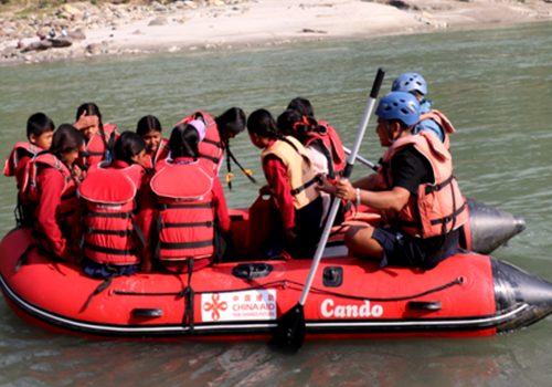 ज्यान जोखिममा राखेर विद्यालय पुग्छन् ढेबुवाका विद्यार्थी, सुनकोशीमा ‘रबरबोट’ को सहारा