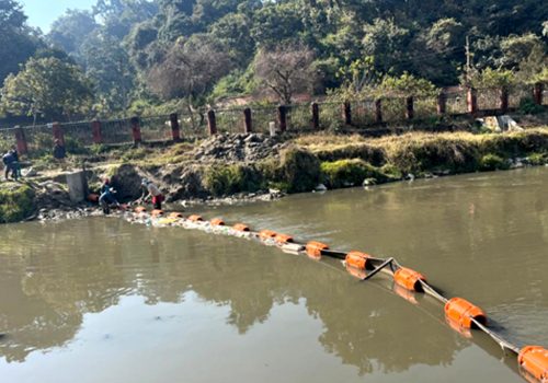 वाग्मतीमा तैरिने फोहर पदार्थ सङ्कलन गर्न ‘ट्रास बेरियर’