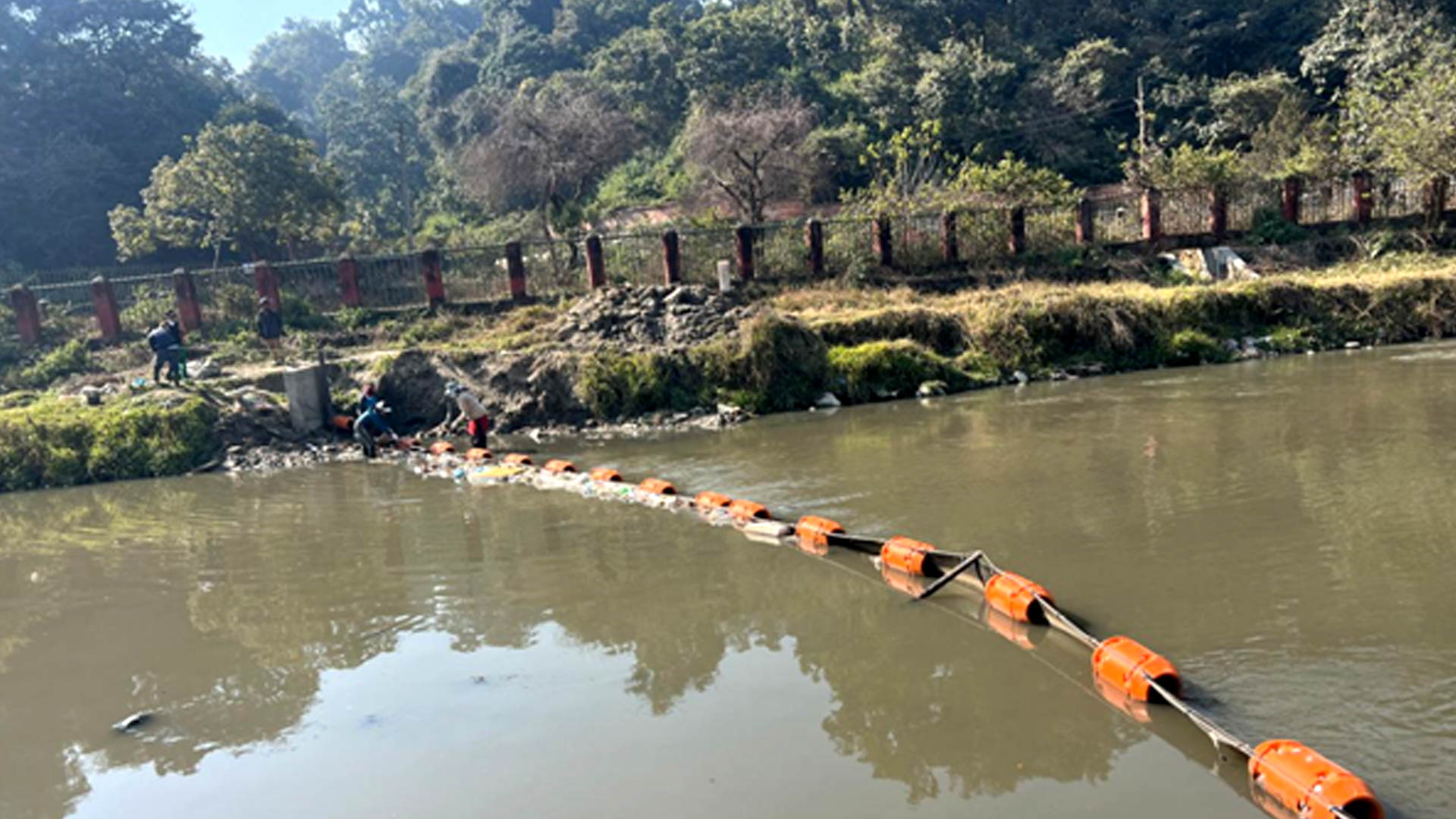 वाग्मतीमा तैरिने फोहर पदार्थ सङ्कलन गर्न ‘ट्रास बेरियर’