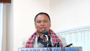 सडक मर्मतमा ढिलाइ गरिए निर्माण व्यवसायीले ‘पेनाल्टी’ तिर्नुपर्ने हुन्छः मन्त्री घिसिङ