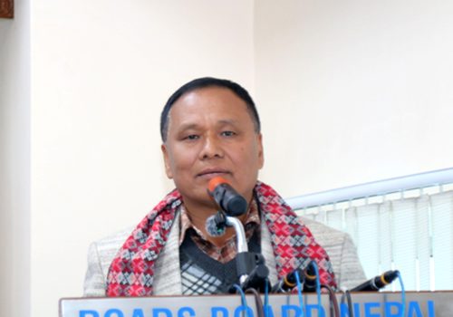 सडक मर्मतमा ढिलाइ गरिए निर्माण व्यवसायीले ‘पेनाल्टी’ तिर्नुपर्ने हुन्छः मन्त्री घिसिङ