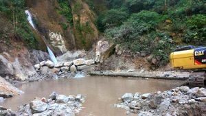 बाढीले क्षति पुर्याएको तीनतले झरनालाई पुरानै लयमा फर्काइँदै