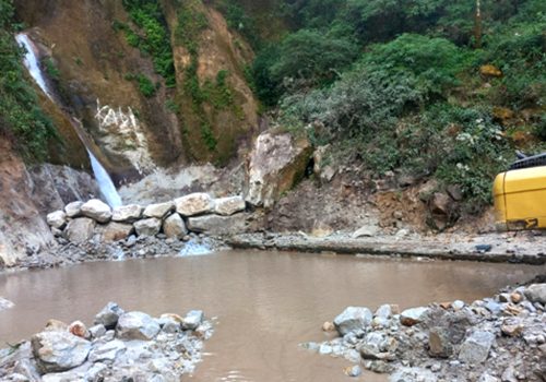 बाढीले क्षति पुर्याएको तीनतले झरनालाई पुरानै लयमा फर्काइँदै