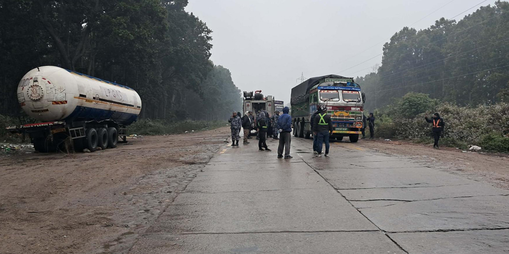 अवरुद्ध महेन्द्र राजमार्ग २४ घण्टापछि सञ्चालन