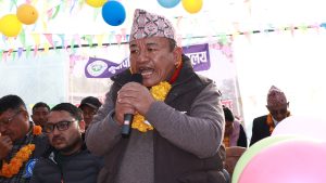 टुप्पी समातेर पढ्ने वर्गको सिको गरेर शिक्षामा प्रगति गर्न र “उच्च भविष्य” बनाउन अध्यक्ष लामाको आह्वान