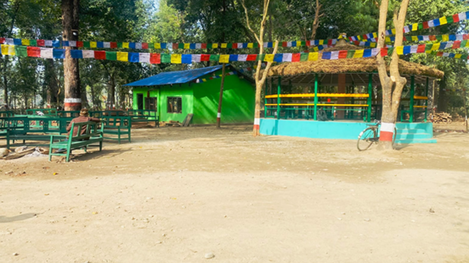 ग्वलाबारी सामुदायिक वनमा आश्रयस्थल निर्माण