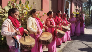 महिला समूहलाई नौमती बाजा बजाउन भ्याइनभ्याई