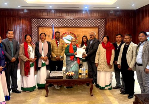 प्रधानमन्त्री कार्कीसँग थारू कल्याणकारिणी सभाको भेट