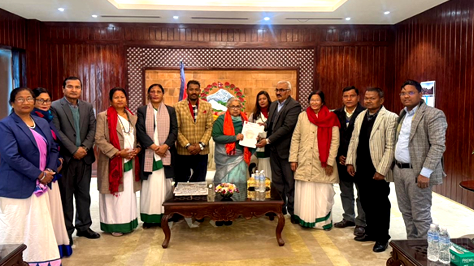 प्रधानमन्त्री कार्कीसँग थारू कल्याणकारिणी सभाको भेट