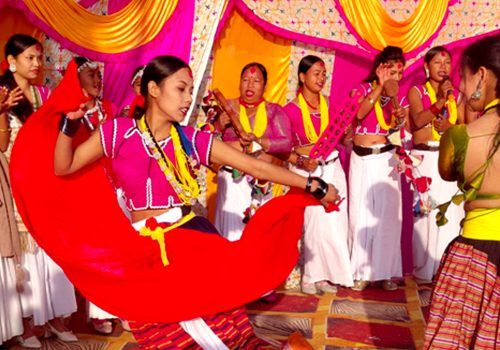 थारू समुदायको ‘ढुम्री’ नाच लोप हुँदै