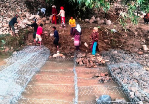 भू-क्षय रोक्न स्याली नदीमा तटबन्ध निर्माण