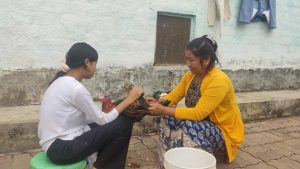 कुखुराको भालेलाई ‘अप्रेसन’ गरेर बधिया बनाइँदै