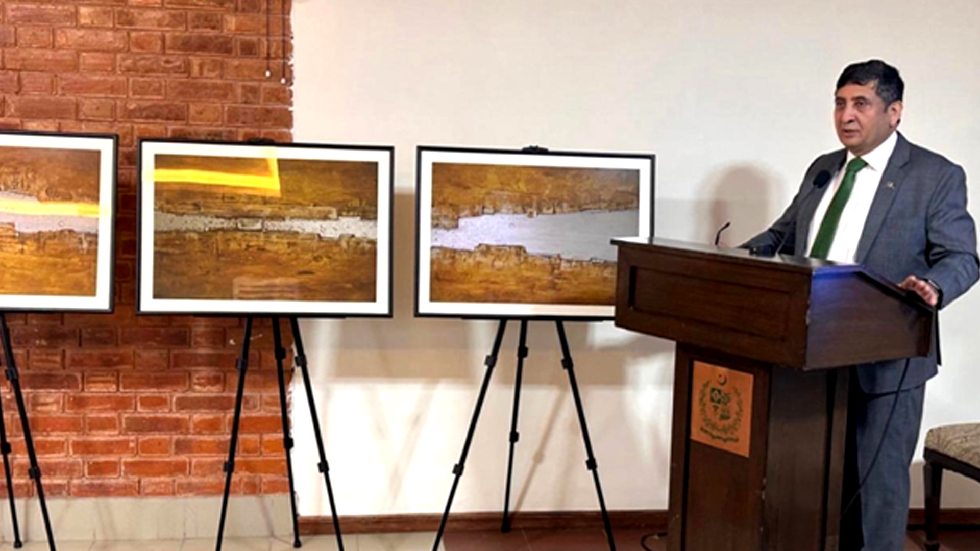 ‘नेपाली कलाकारको चित्रकलामा झल्किएका पाकिस्तानका रङहरू’