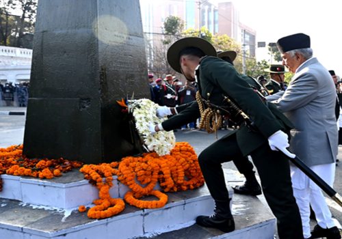 राष्ट्रपतिद्वारा राष्ट्र निर्माताको सालिकमा पुष्पहार अर्पण