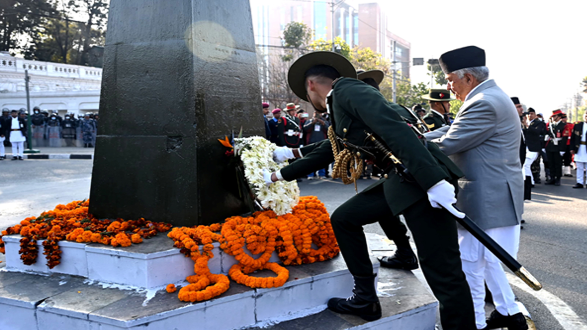 राष्ट्रपतिद्वारा राष्ट्र निर्माताको सालिकमा पुष्पहार अर्पण