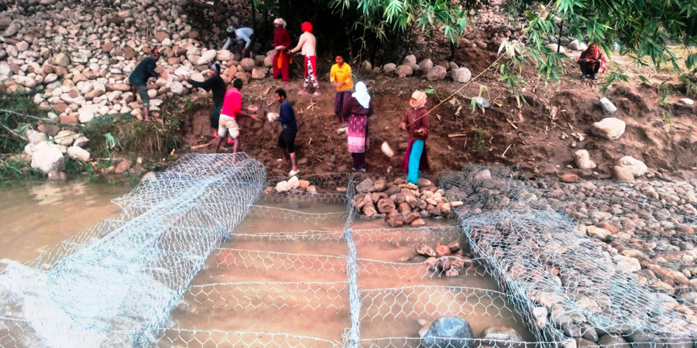 भू-क्षय रोक्न स्याली नदीमा तटबन्ध निर्माण