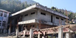 धवलागिरी  अस्पताल भवन : तीन पटक म्याद थप गर्दा आधा काम