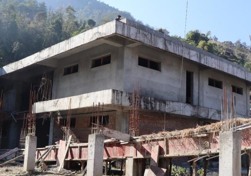 धवलागिरी  अस्पताल भवन : तीन पटक म्याद थप गर्दा आधा काम