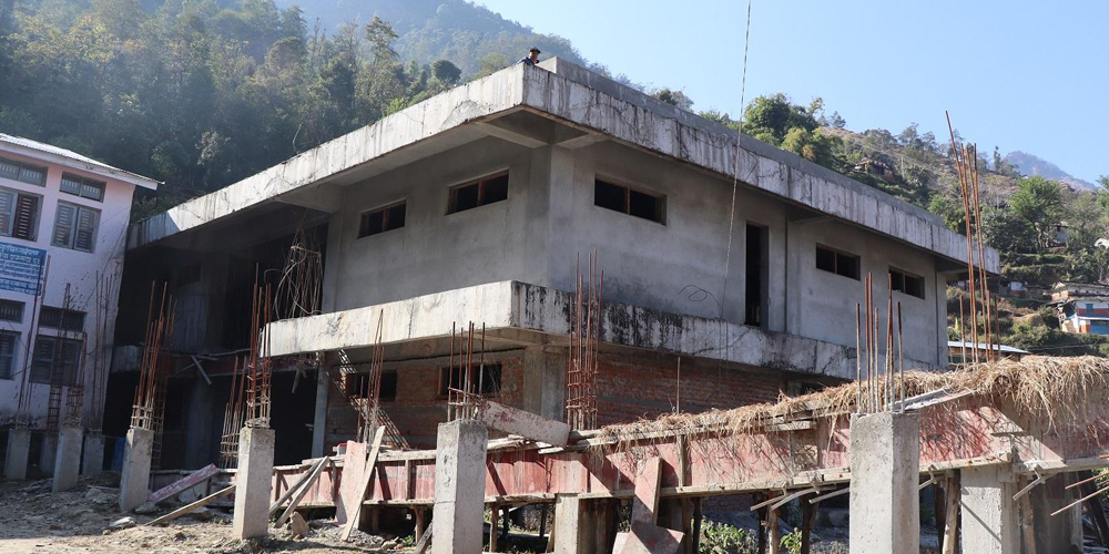धवलागिरी  अस्पताल भवन : तीन पटक म्याद थप गर्दा आधा काम