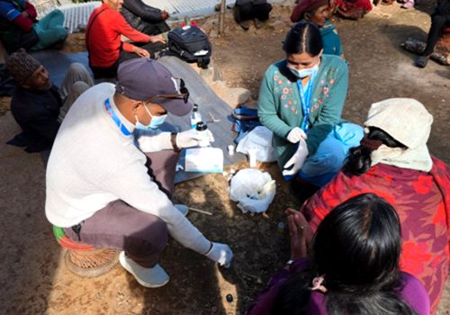 नसर्ने रोगका बिरामी पहिचान गर्न टोलमै पुगेर स्वास्थ्य परीक्षण