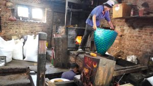 खोकनामा अझै पेलिन्छ तेलः तीन सय वर्षे काठको कोलले धानेको परम्परा