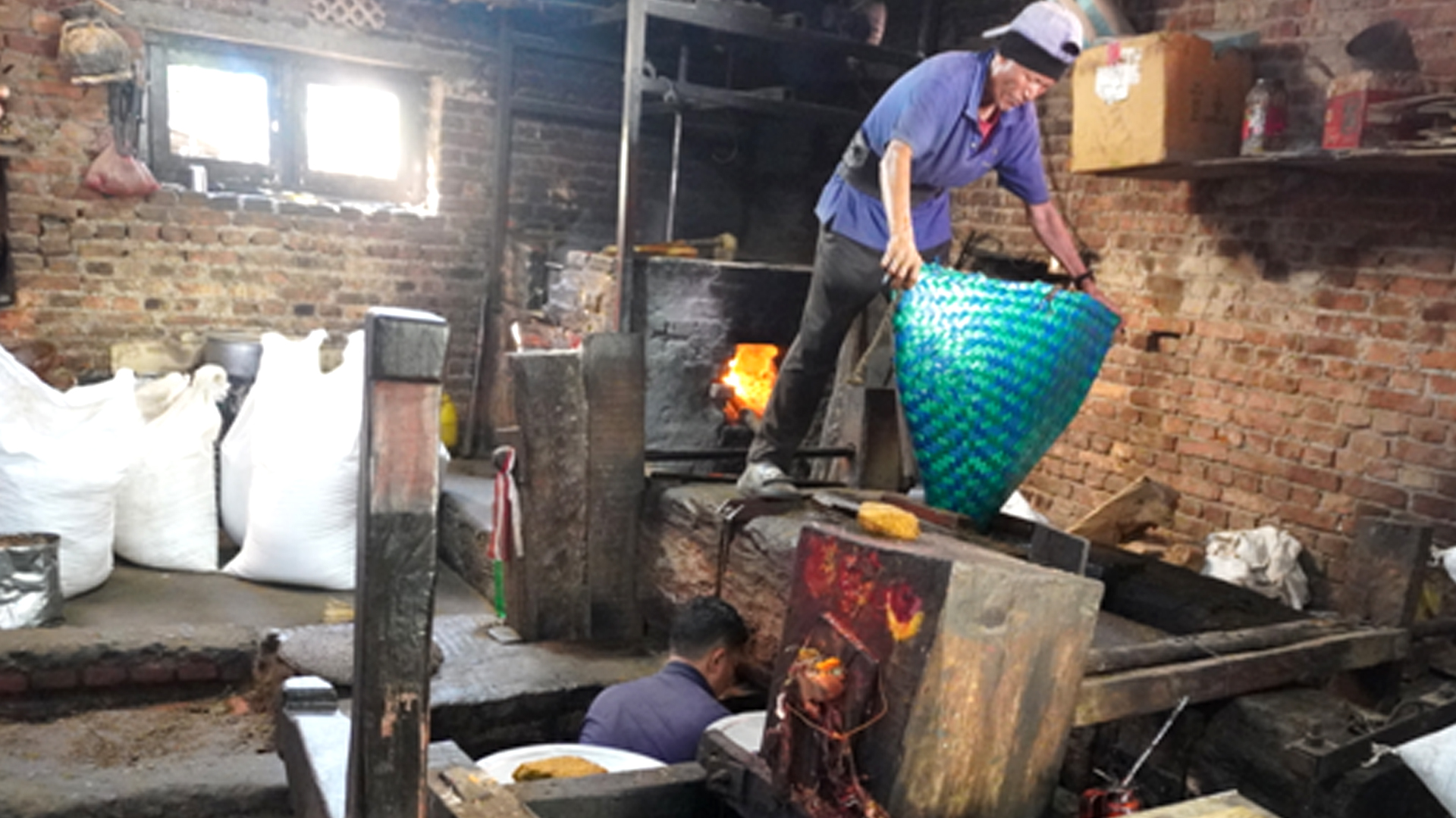 खोकनामा अझै पेलिन्छ तेलः तीन सय वर्षे काठको कोलले धानेको परम्परा