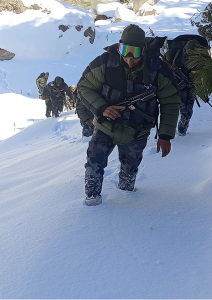 आलेखः हिउँले ढाकिएको छाङ्रूमा पहरा गर्दै सशस्त्र