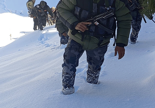 आलेखः हिउँले ढाकिएको छाङ्रूमा पहरा गर्दै सशस्त्र