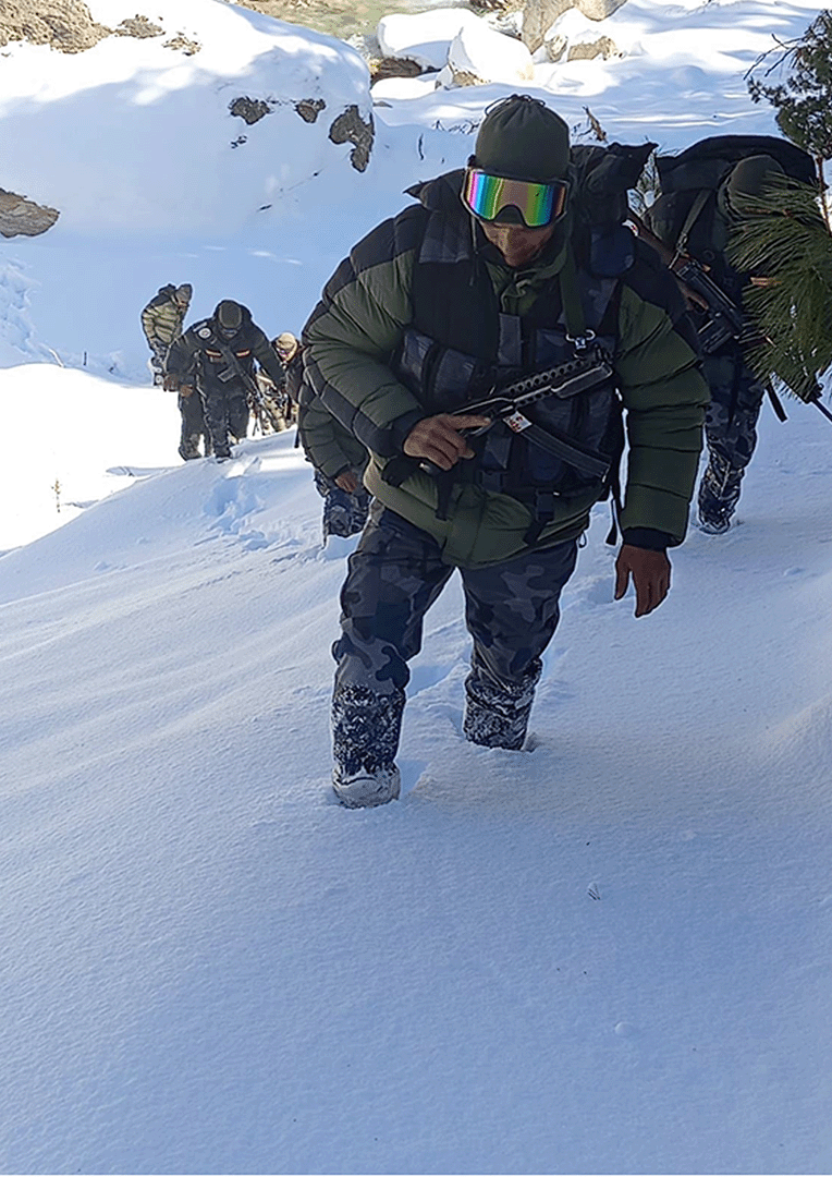 आलेखः हिउँले ढाकिएको छाङ्रूमा पहरा गर्दै सशस्त्र